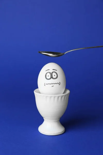 Spoon Egg Drawn Frightened Face Others Cup Blue Background — Stockfoto