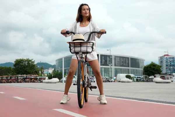 Красивая Молодая Женщина Велосипедом Дорожке Городе — стоковое фото