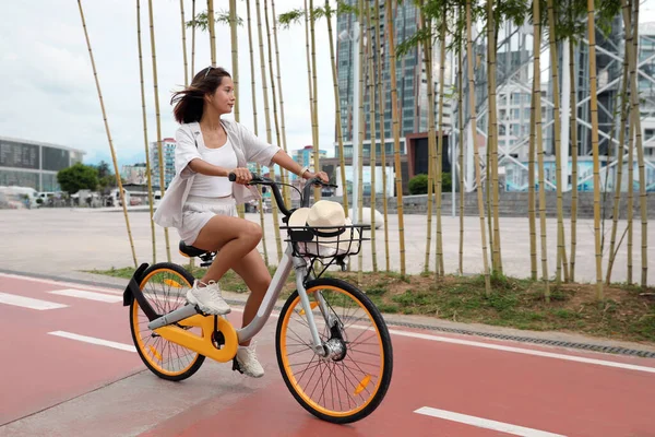 Beautiful Young Woman Riding Bicycle Lane City — Stock fotografie
