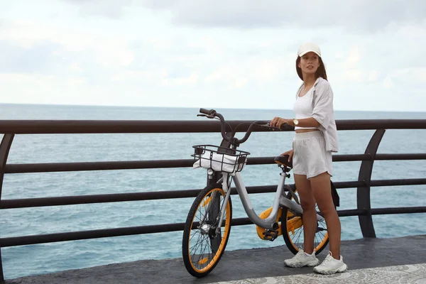 Красивая Молодая Женщина Велосипедом Возле Моря Пространство Текста — стоковое фото