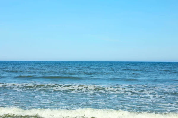 Живописный Вид Море Голубое Небо Солнечный День — стоковое фото