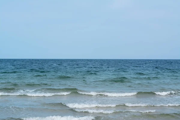 Живописный Вид Море Волнами Синим Небом — стоковое фото