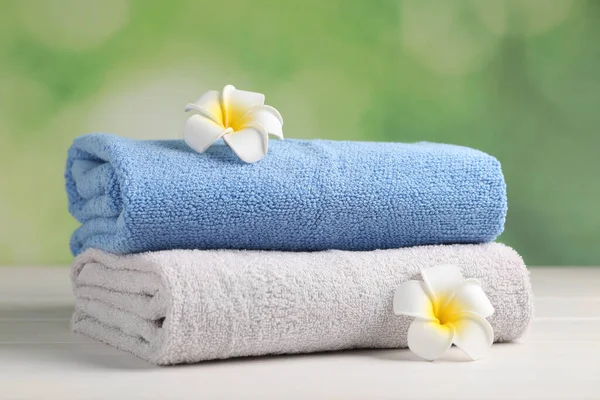 Soft Folded Towels Plumeria Flowers White Wooden Table — Stock Photo, Image