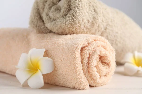 Closeup View Soft Folded Towels Plumeria Flowers White Wooden Table — Stock fotografie