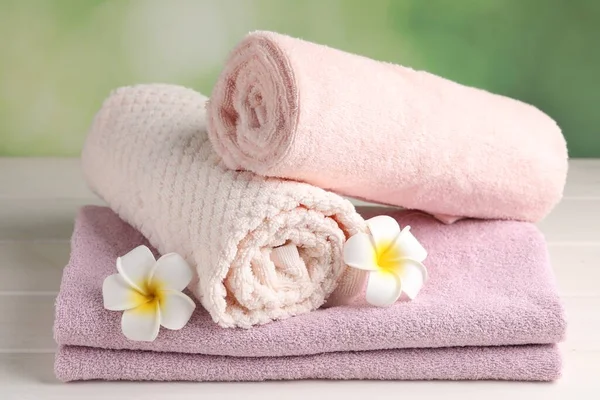 Closeup View Soft Folded Towels Plumeria Flowers White Wooden Table — Foto de Stock
