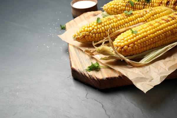 Composition Tasty Grilled Corn Black Table — Stock Photo, Image
