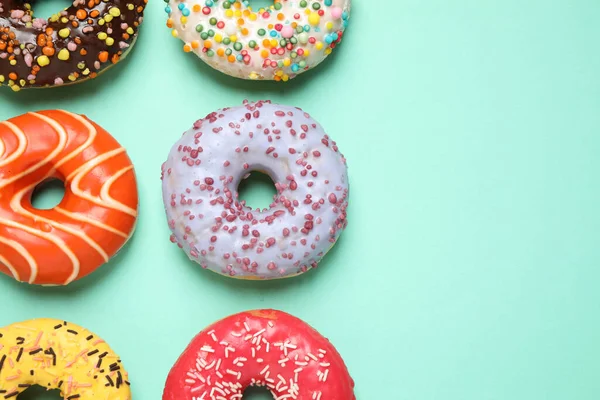 Deliciosos Donuts Envidraçados Fundo Turquesa Flat Lay Espaço Para Texto — Fotografia de Stock