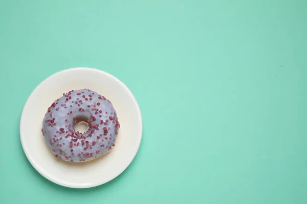 Köstlicher Glasierter Donut Auf Türkisfarbenem Hintergrund Draufsicht Raum Für Text — Stockfoto