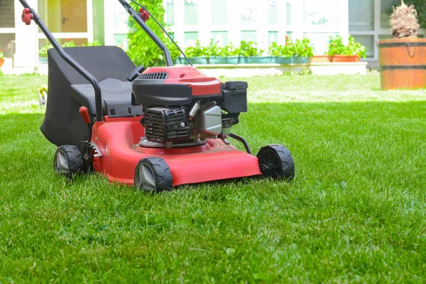 Moderner Gartenrasenmäher Auf Grünem Gras Park Stockbild