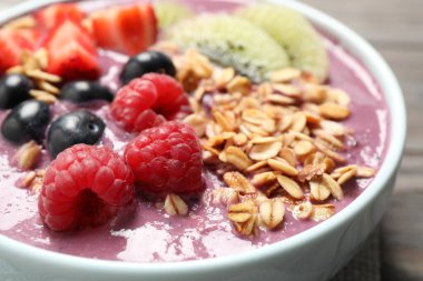 Ahududu ve yulaf ezmeli nefis acai smoothie, yakın plan.