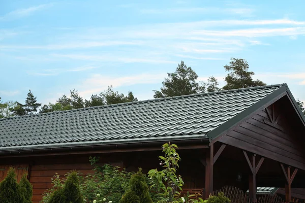 Modern Building Green Roof Outdoors Spring Day — Stockfoto