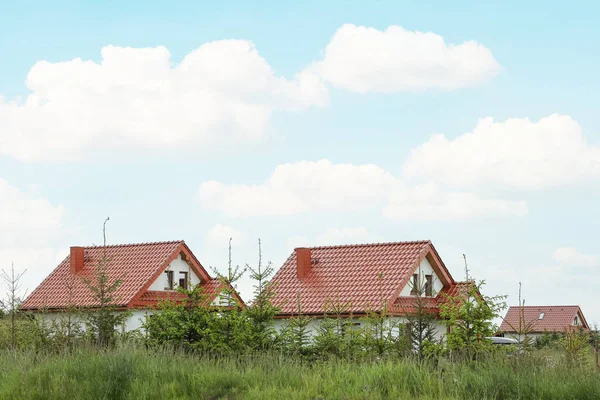 Современные Здания Красными Крышами Открытом Воздухе Весенний День — стоковое фото