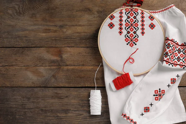 Shirt Red Ukrainian National Embroidery Hoop Needle Threads Wooden Table — Fotografia de Stock