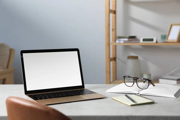 Workplace Modern Laptop White Table Mockup Design — ストック写真