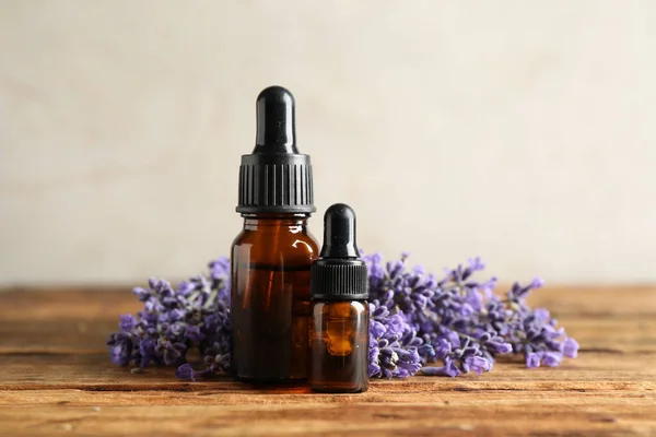 Flessen Etherische Olie Lavendelbloemen Houten Tafel — Stockfoto