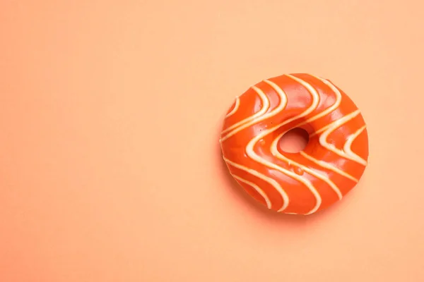 Вкусный Пончик Глазурью Оранжевом Фоне Вид Сверху Пространство Текста — стоковое фото