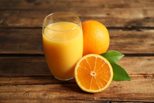 Glas Orangensaft Und Frisches Obst Auf Holztisch — Stockfoto