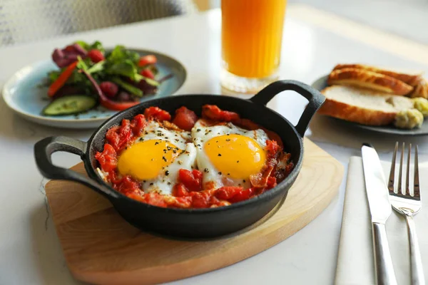 Sabrosa Shakshouka Servido Mesa Blanca Plato Árabe Tradicional — Foto de Stock