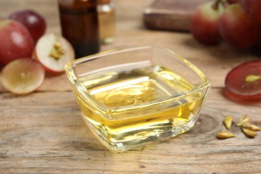 Tahta masada doğal üzüm tohumu yağı. Organik kozmetik