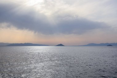 Sabahları sakin denizin güzel manzarası