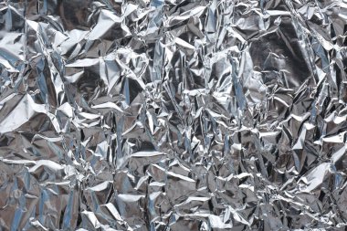 Arkaplan olarak buruşmuş gümüş folyo, yakın plan görünüm