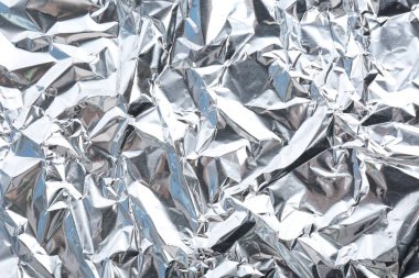 Arkaplan olarak buruşmuş gümüş folyo, yakın plan görünüm