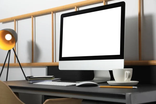 Modern Computer Blank Screen Black Table Indoors Mockup Design — Stockfoto