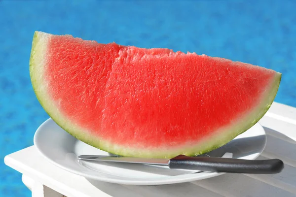 Slice Fresh Juicy Watermelon White Plate Swimming Pool Outdoors Closeup — Fotografia de Stock