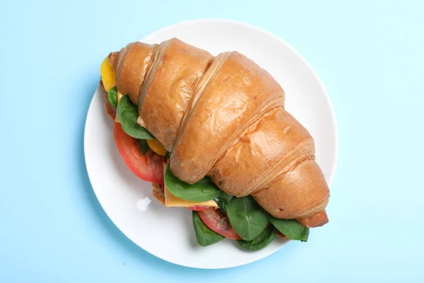 Gustoso Panino Vegetariano Croissant Sfondo Azzurro Vista Dall Alto — Foto Stock