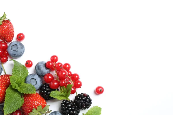 白い背景に新鮮な果実の混合物 平らなレイアウト — ストック写真