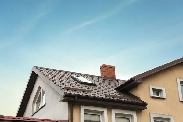 Beautiful House Brown Roof Blue Sky Low Angle View — Zdjęcie stockowe