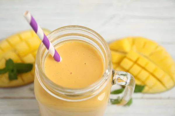 Bebida Fresca Deliciosa Mango Mesa Primer Plano — Foto de Stock