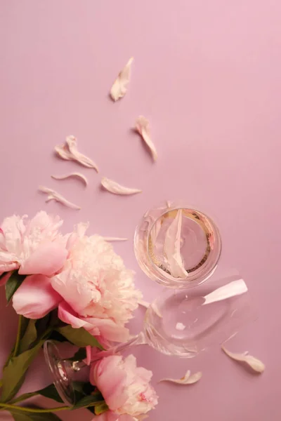 Glasses Rose Wine Beautiful Peonies Pink Background Flat Lay — Foto de Stock