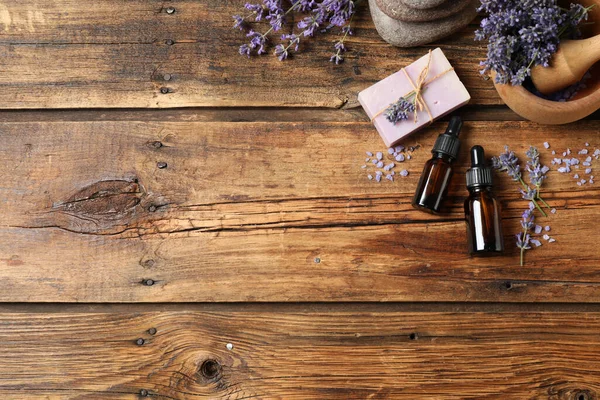 Kosmetické Výrobky Levandulové Květiny Dřevěném Stole Ploché Ležely Mezera Pro — Stock fotografie