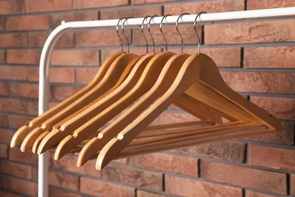 Wooden Clothes Hangers Rack Red Brick Wall — Fotografia de Stock