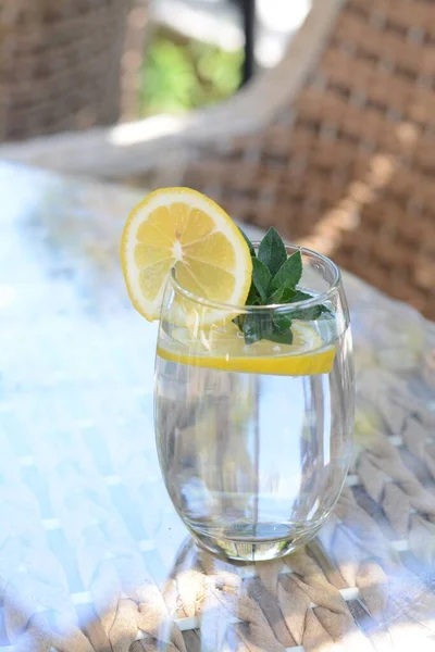 Refreshing Water Lemon Mint Glass Table — Fotografia de Stock