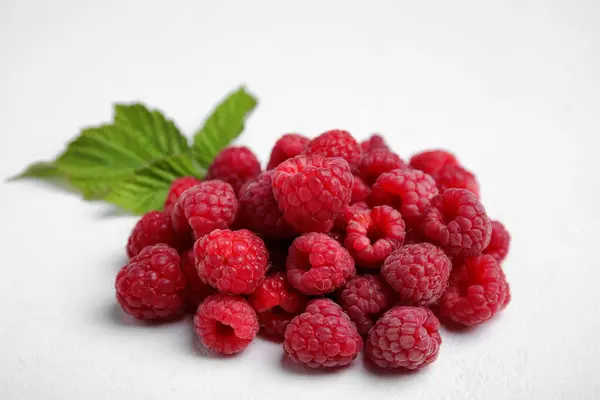 Fresh Red Ripe Raspberries Green Leaves White Background — Stock Photo, Image