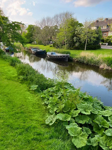 Beautiful City Canal Moored Boats Spring Day — Stockfoto