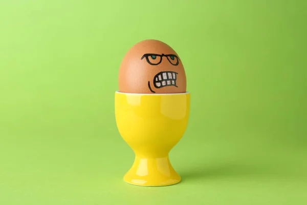 Egg Drawn Angry Face Cup Green Background — Stockfoto