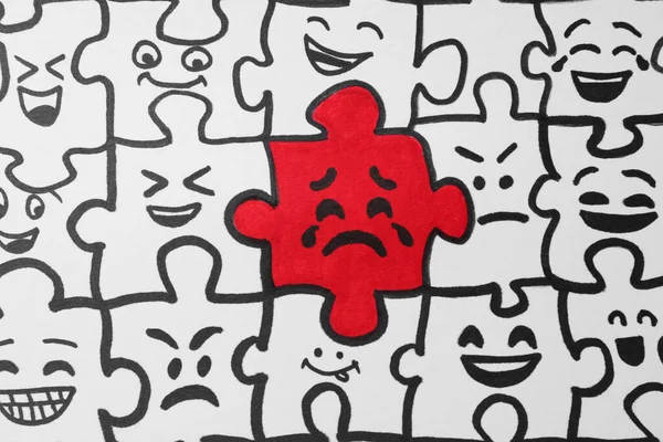 Рисование Белых Частей Головоломки Один Красный Различными Эмоциями Крупным Планом — стоковое фото