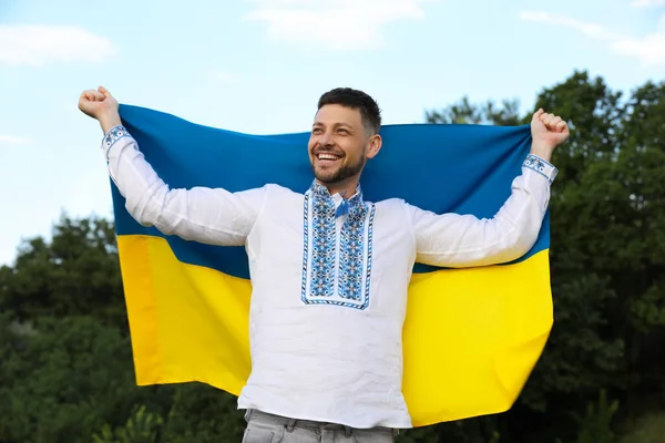 Mężczyzna Vyshyvanka Flagą Ukrainy Zewnątrz — Zdjęcie stockowe
