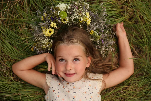 Симпатична Маленька Дівчинка Вінку Красивих Квітів Зеленій Траві Вид Зверху — стокове фото