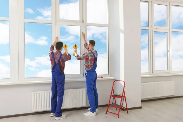 Workers Using Suction Lifters Plastic Window Installation Indoors — Stockfoto