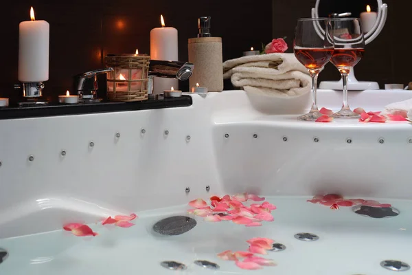 Bañera Con Copas Vino Velas Interior Ambiente Romántico — Foto de Stock