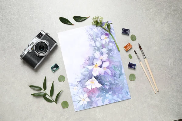 灰色石桌上铺有水彩画和花卉图案的平面构图 — 图库照片