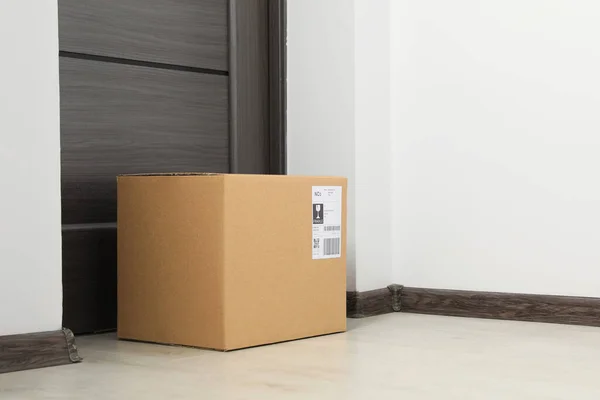 Cardboard Box Floor Entrance Parcel Delivery Service — Stockfoto
