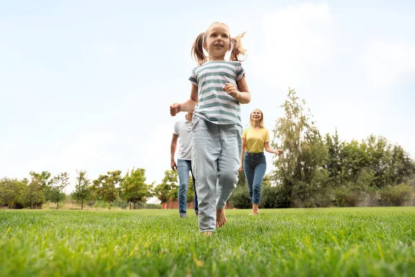 Happy Family Running Park Summer Day Low Angle View — Stockfoto