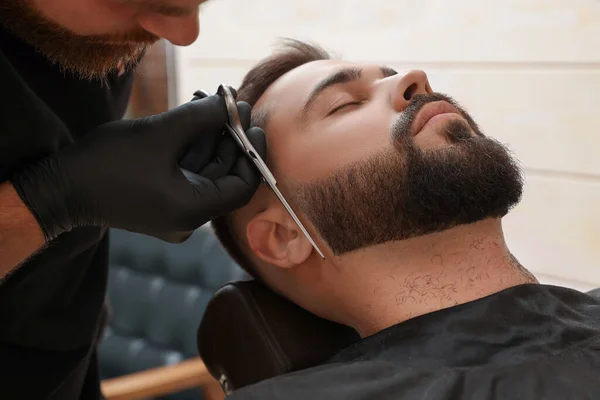 Cabeleireiro Profissional Trabalhando Com Cliente Barbearia Close — Fotografia de Stock