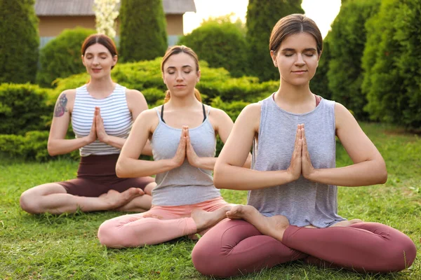 Group Young Women Practicing Yoga Outdoors — Stock Photo, Image