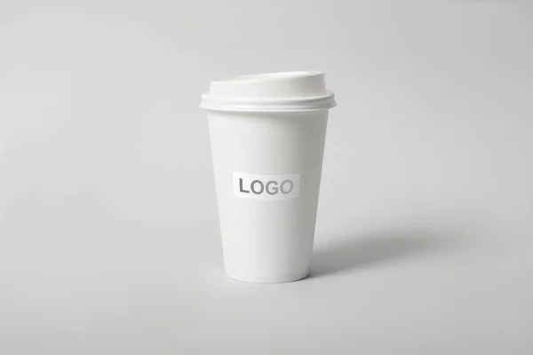 Виймання Паперової Чашки Кави Логотипом Світло Сірому Фоні — стокове фото